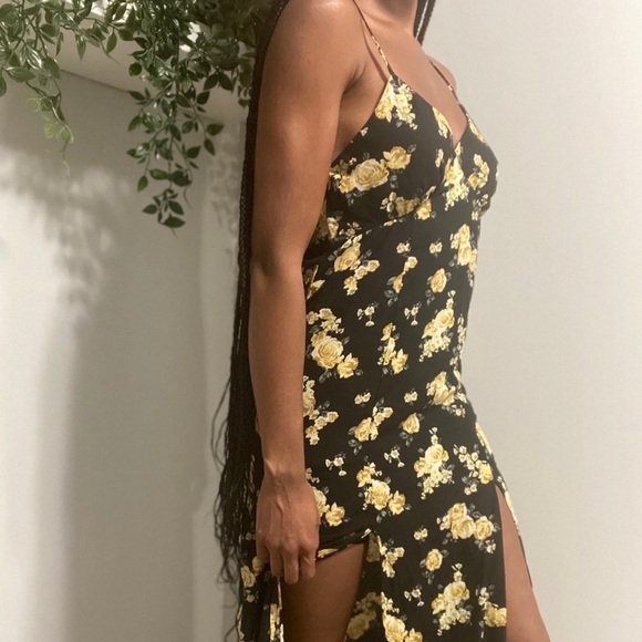 Double Slit Floral dress - Picture 3 of 7